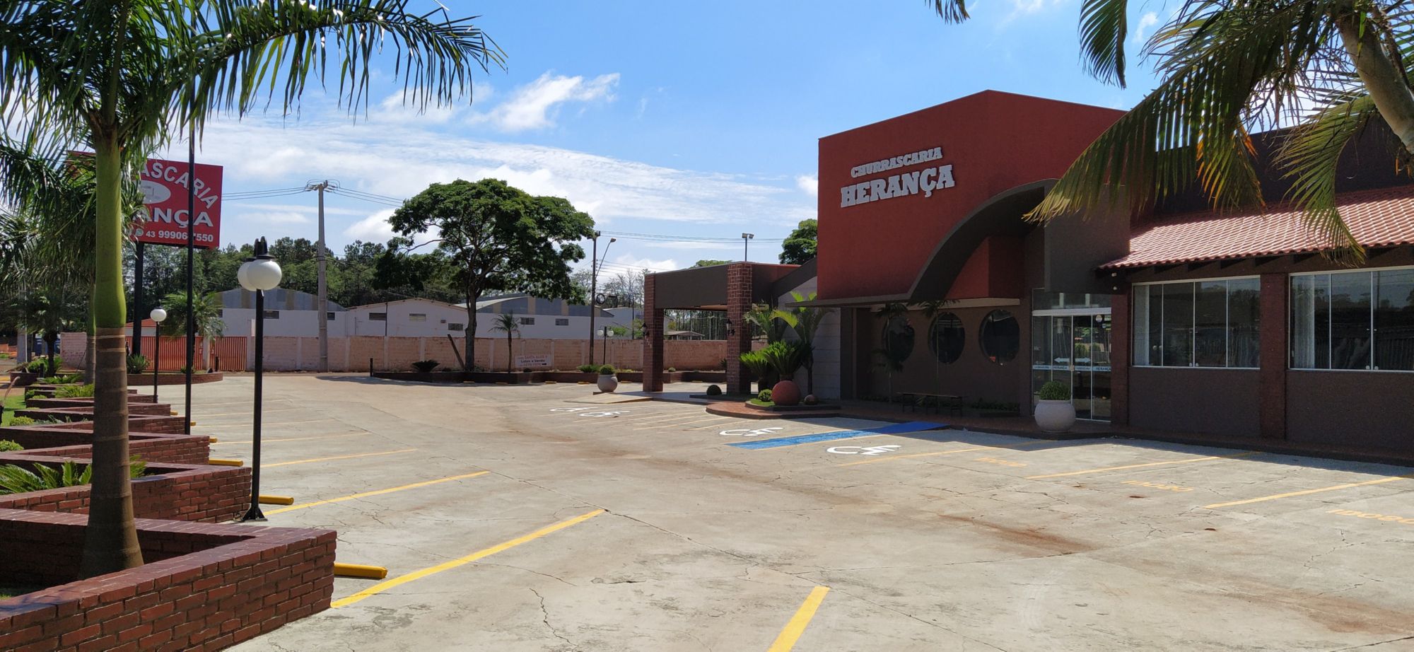 Amplo estacionamento para sua comodidade